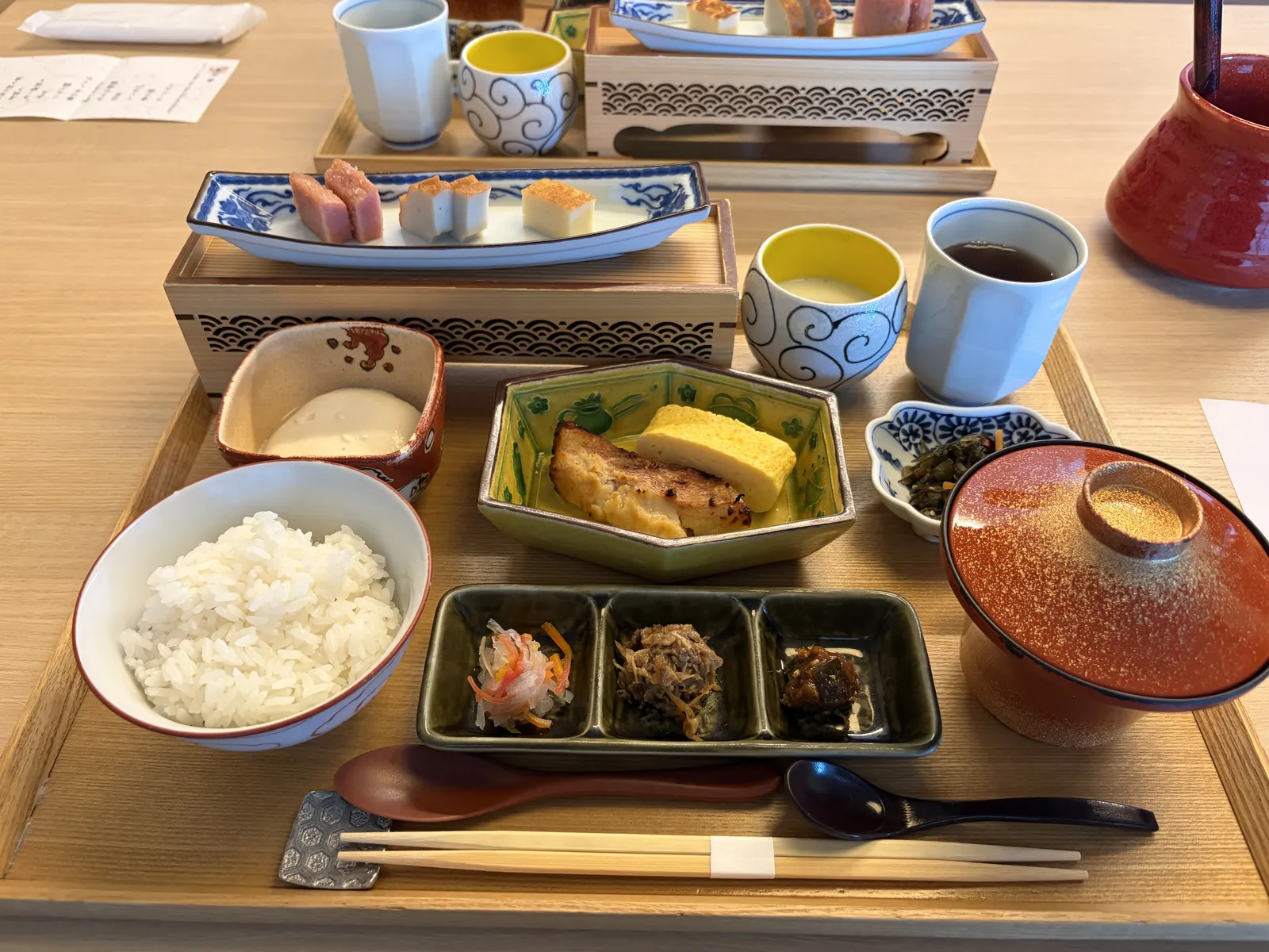 ご飯・焼き魚・卵焼き・小鉢が並ぶ朝食の膳