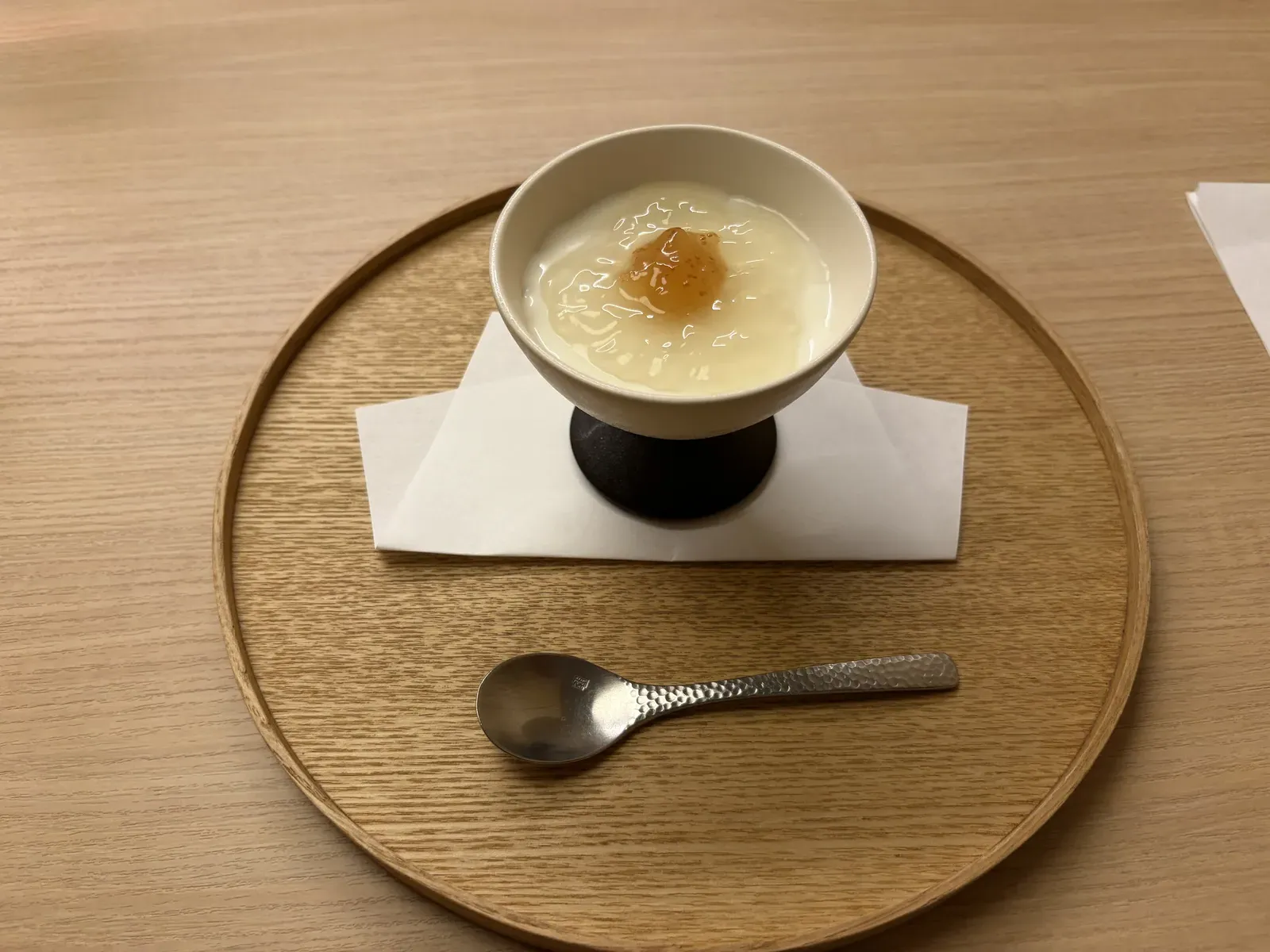 丸い盆にのった無花果のパンナコッタ
