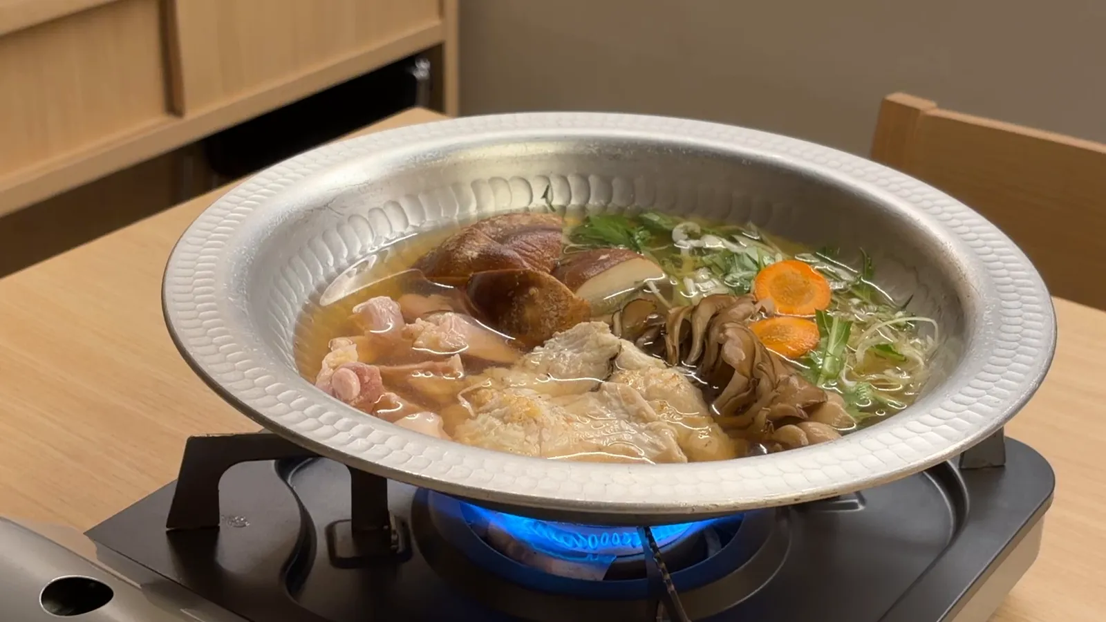 卓上コンロにかけられた、具だくさんのうず煮鍋
