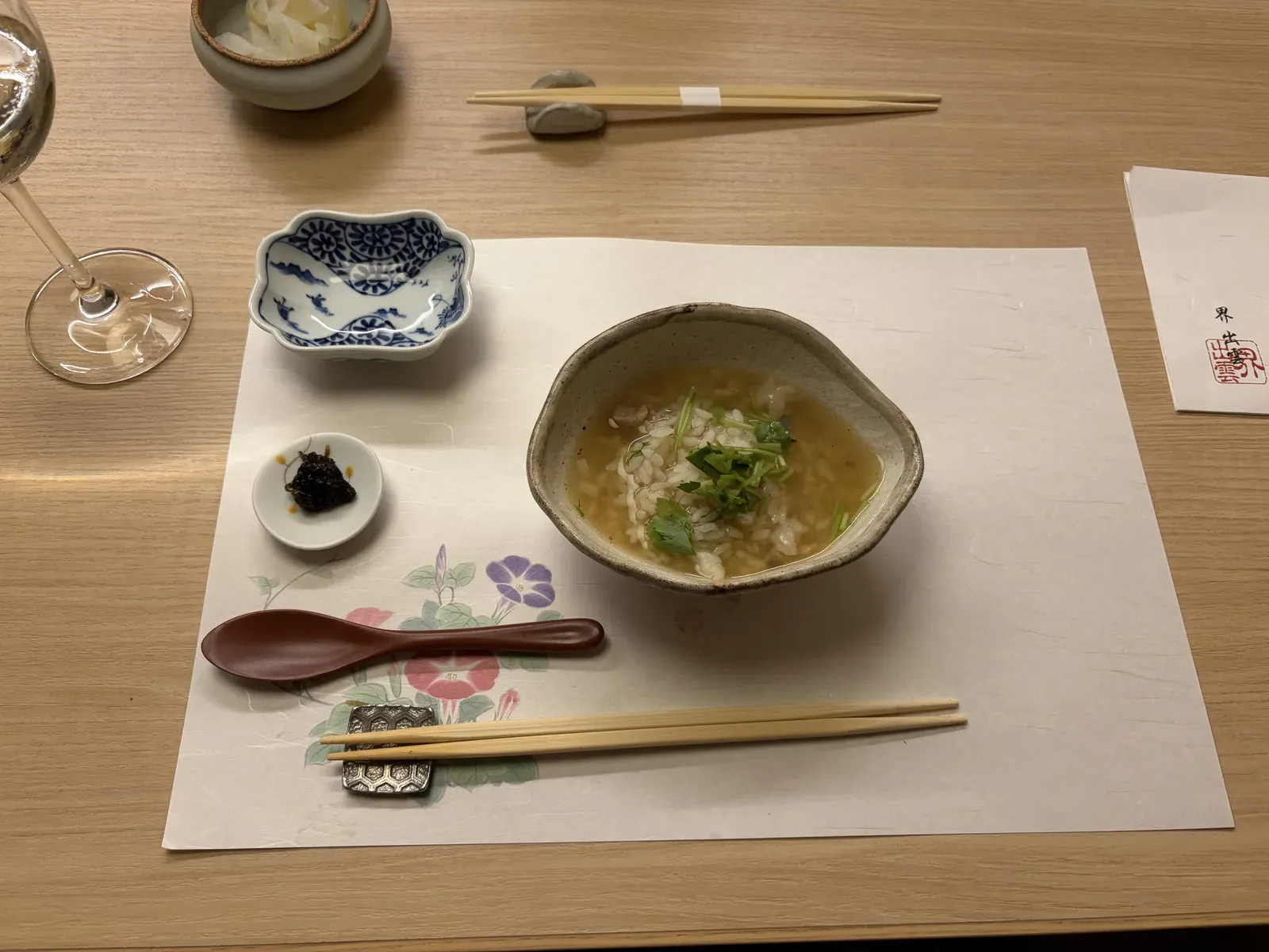 器に盛られたふぐの雑炊と香の物
