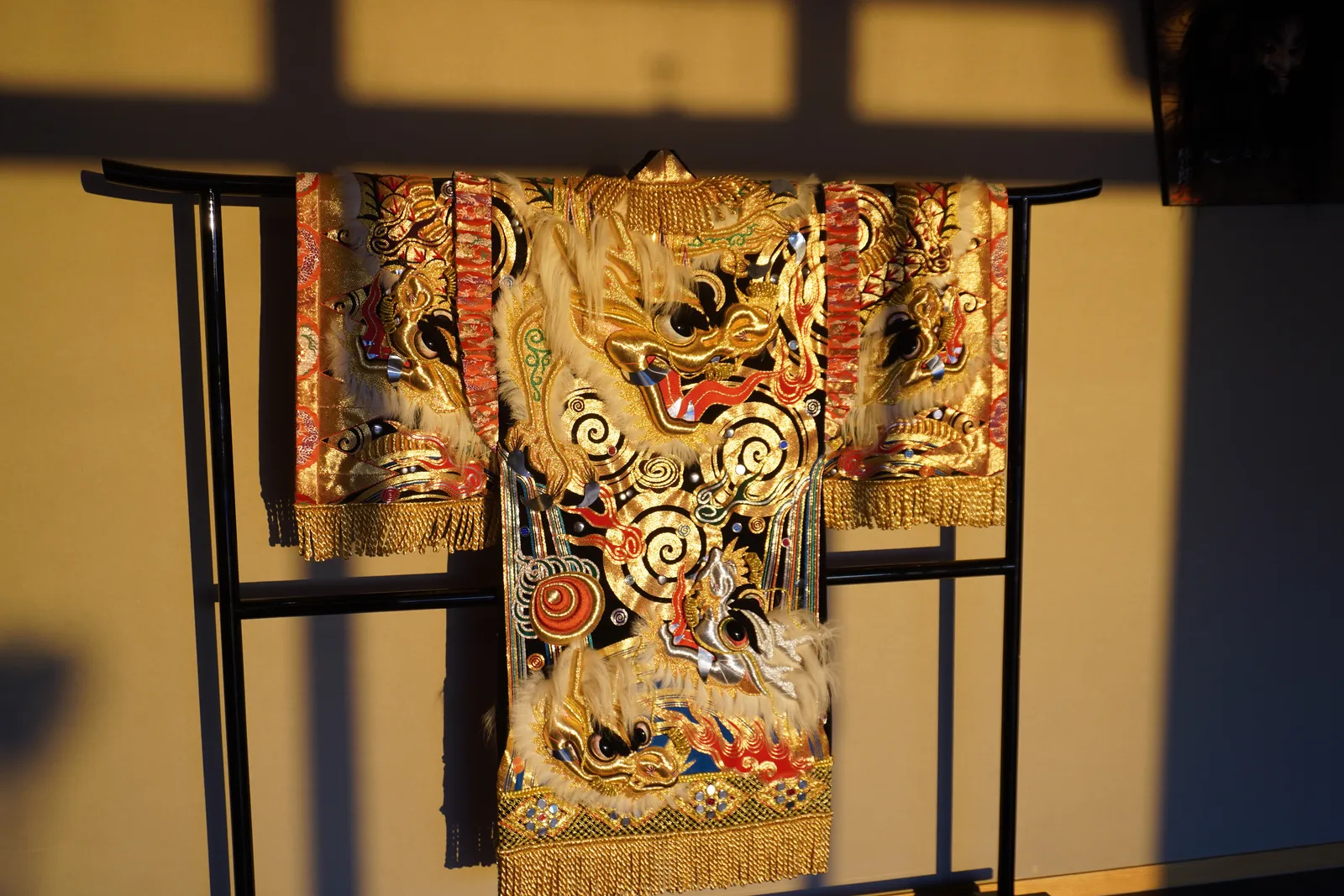 金糸の刺しゅうが施された石見神楽の衣装