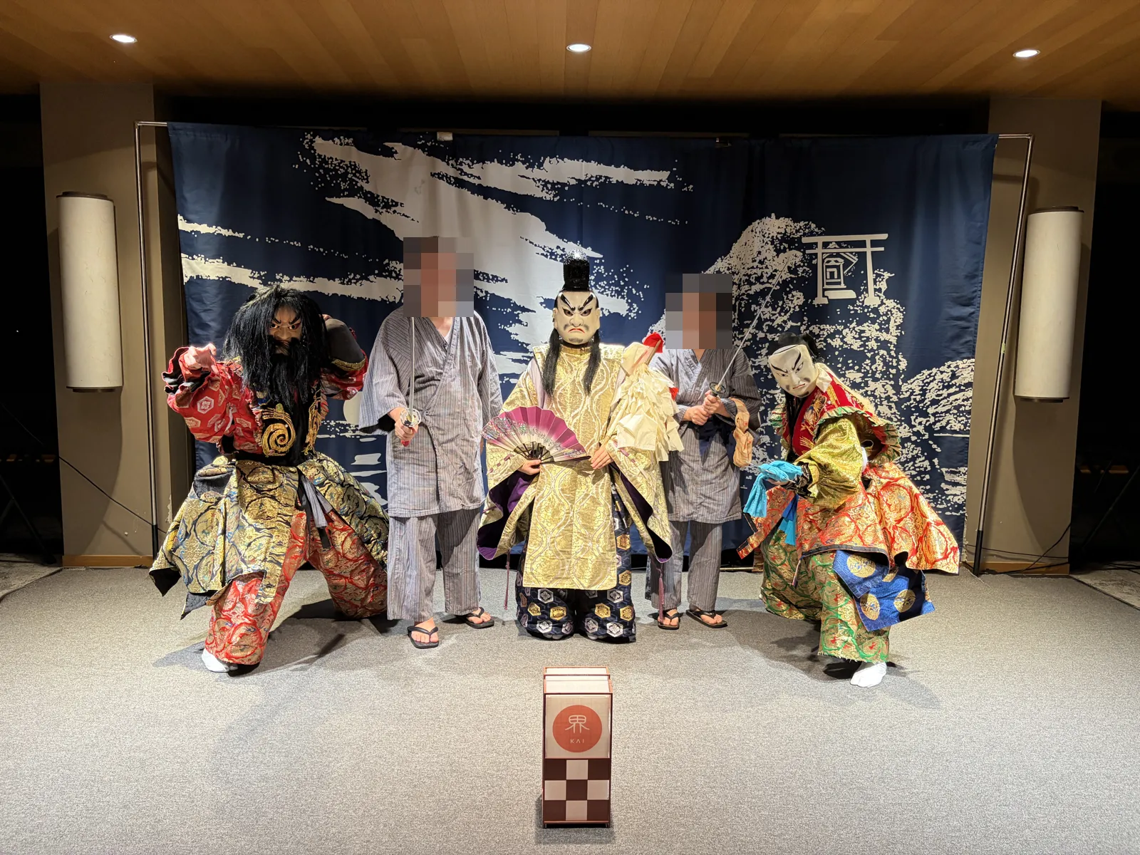 石見神楽の演者と並んで記念撮影する浴衣姿の夫婦