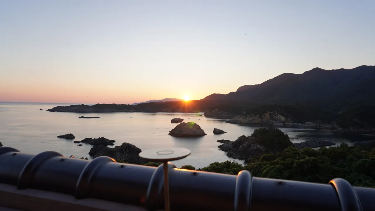 界 出雲のかわたれテラスから見た、日本海の入り江に昇る朝日
