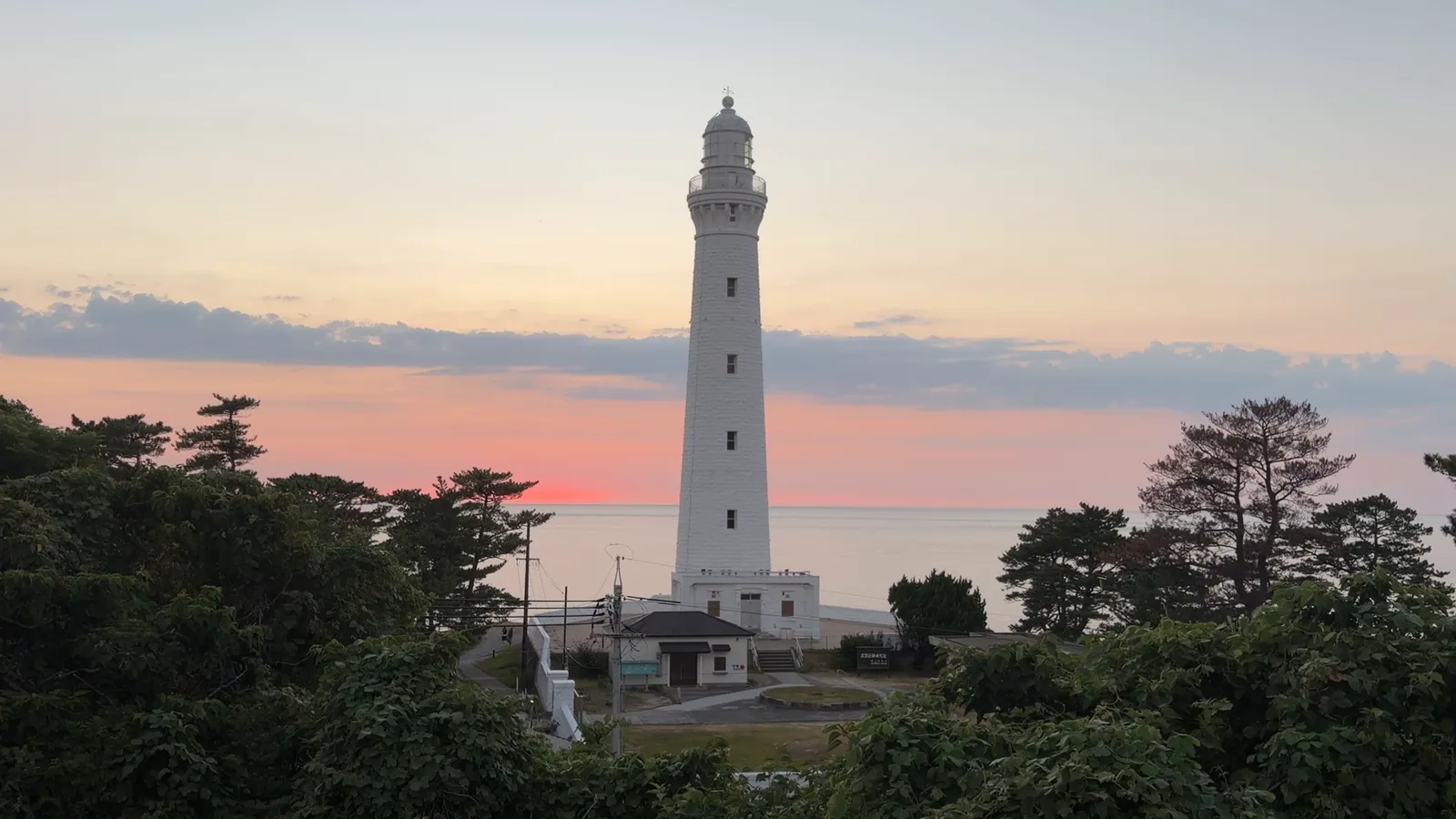 夕焼けに染まる空と日御碕灯台