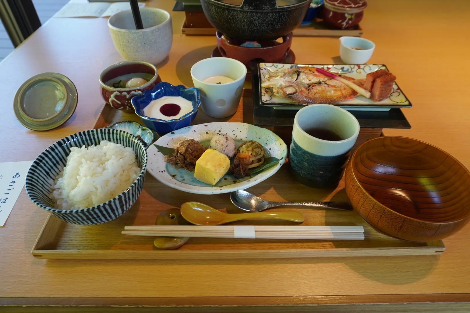ご飯・焼き魚・小鉢・お味噌汁が並ぶ朝食の膳