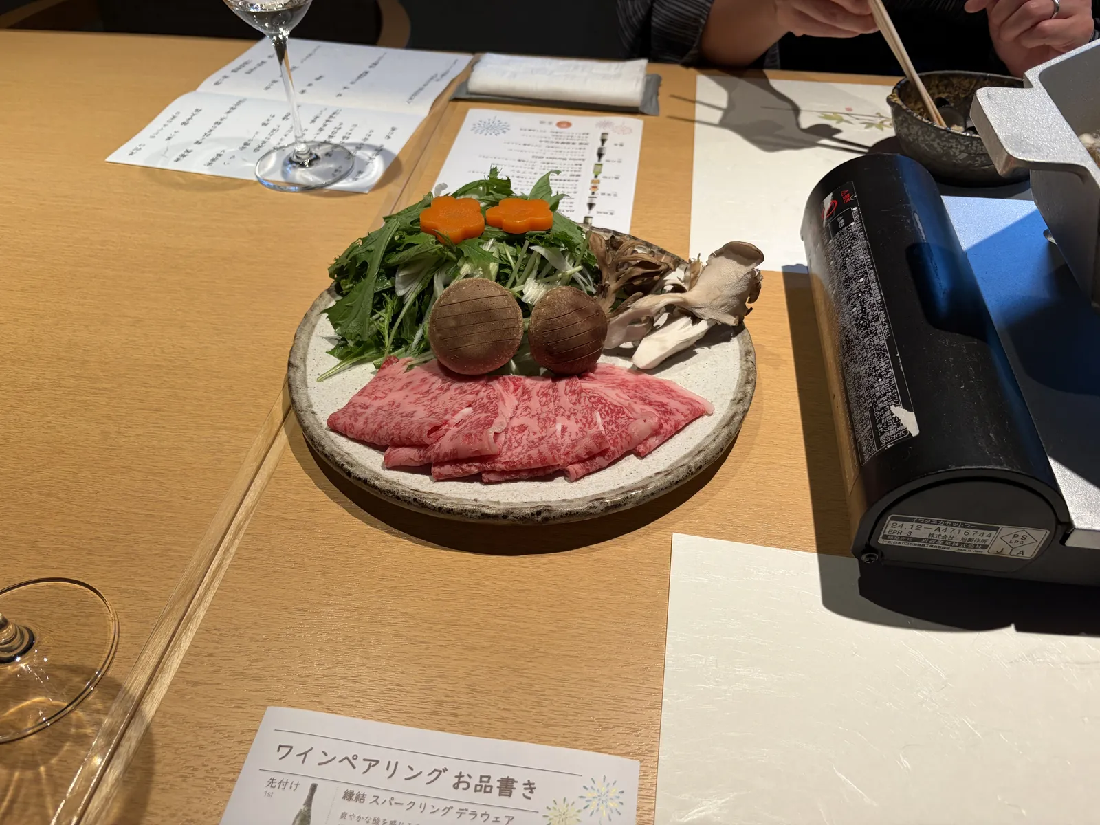 霜降りの牛肉と野菜・きのこの盛り合わせ