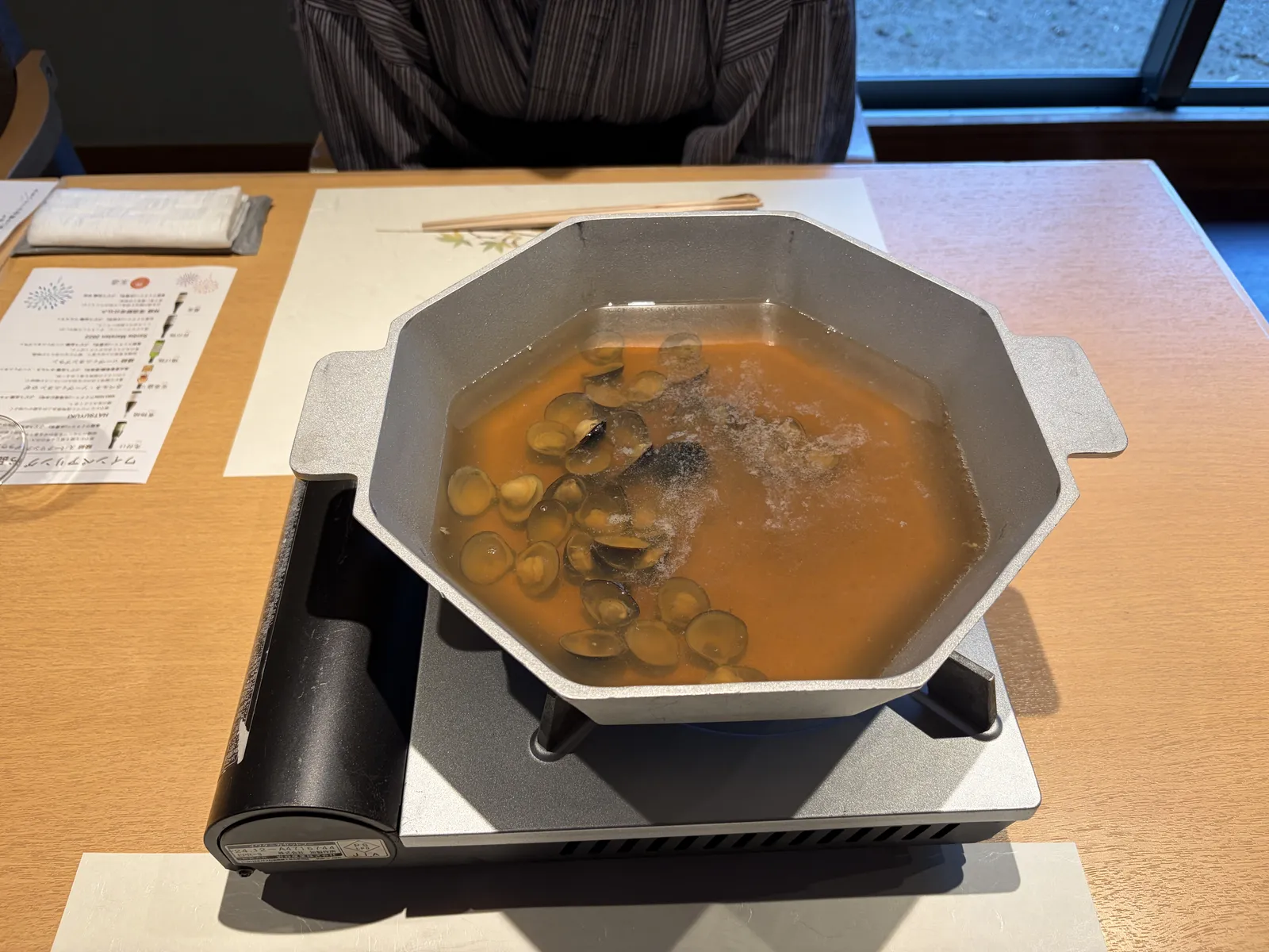 しじみがたっぷり入った八角形の鍋