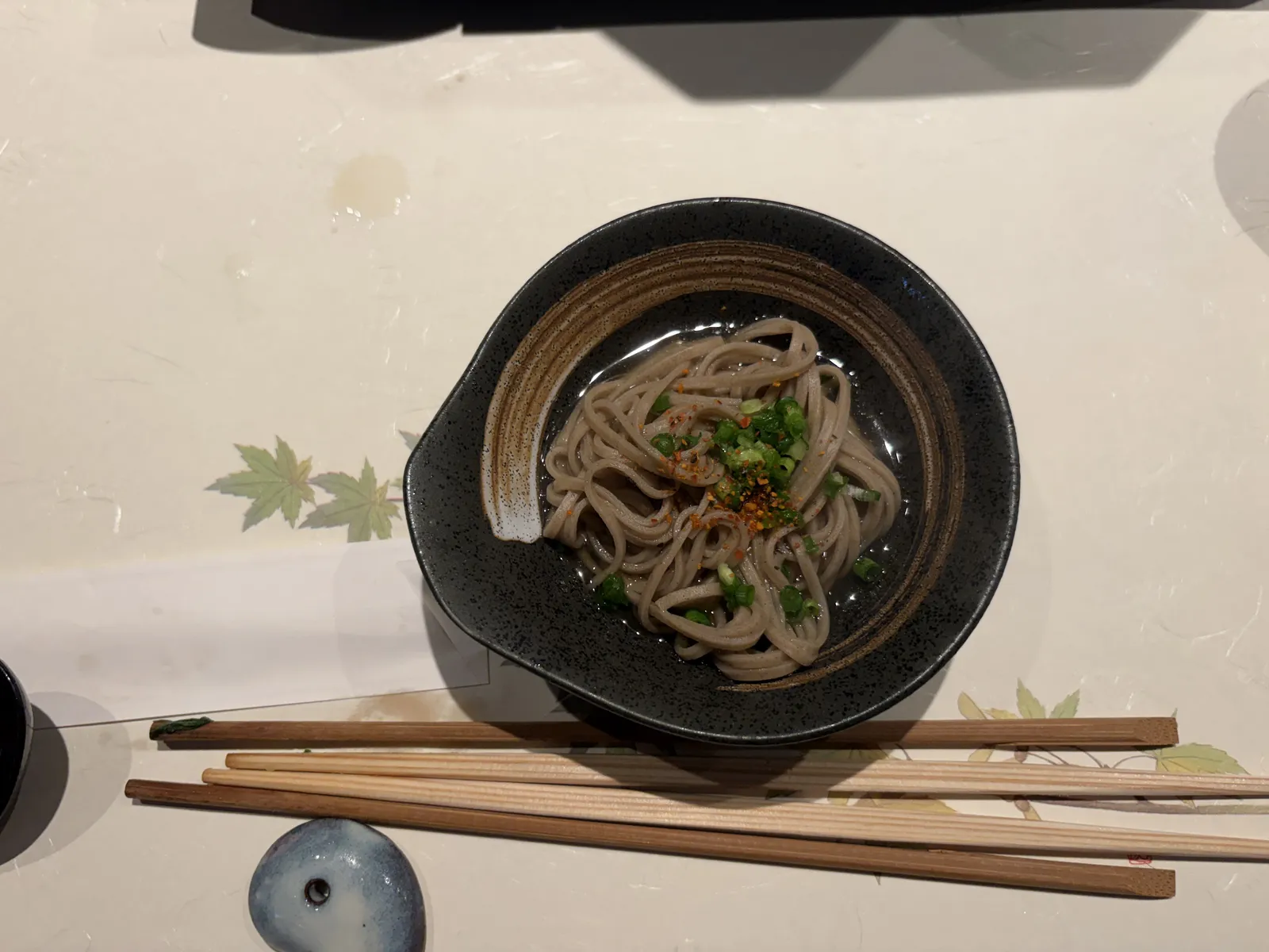 器に盛られたしめのお蕎麦
