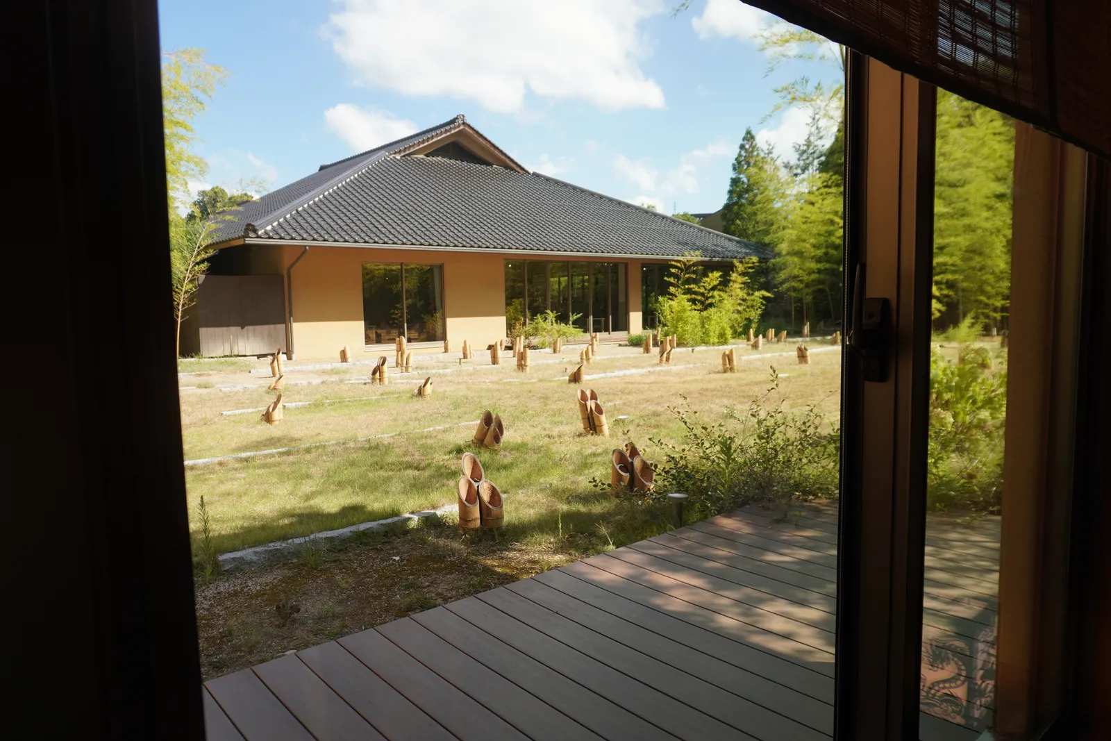 竹林に囲まれた中庭と、瓦屋根の建物