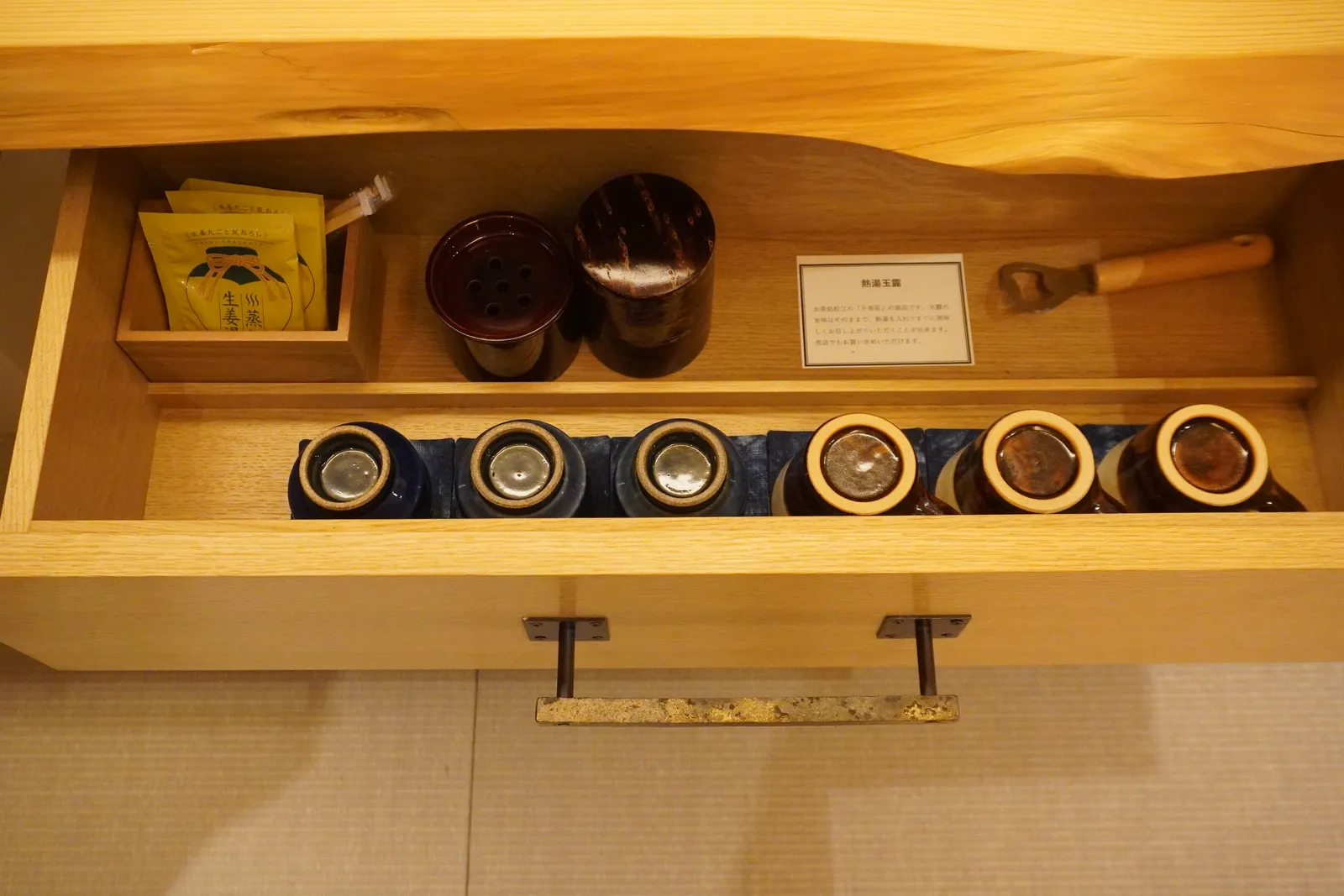 引き出しに並ぶ茶筒と湯のみのお茶セット