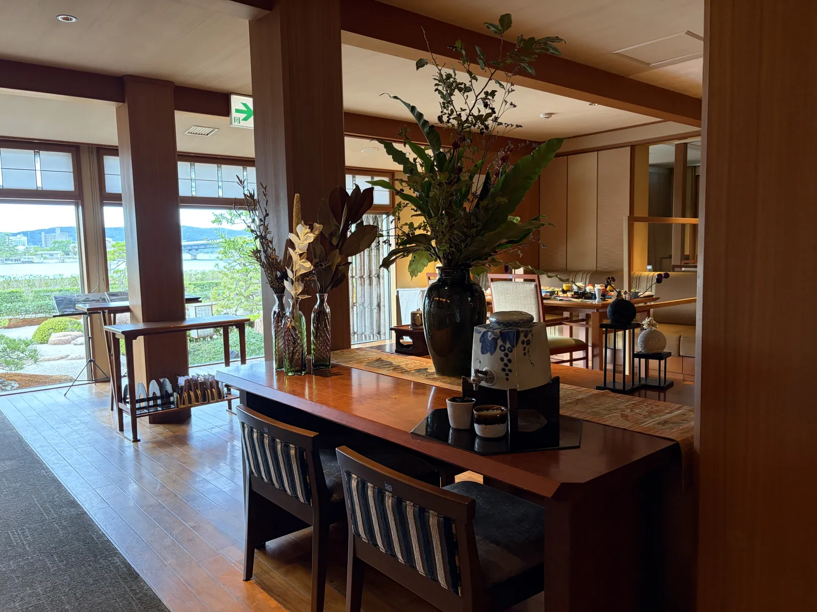 窓から宍道湖の光が差し込む朝食会場