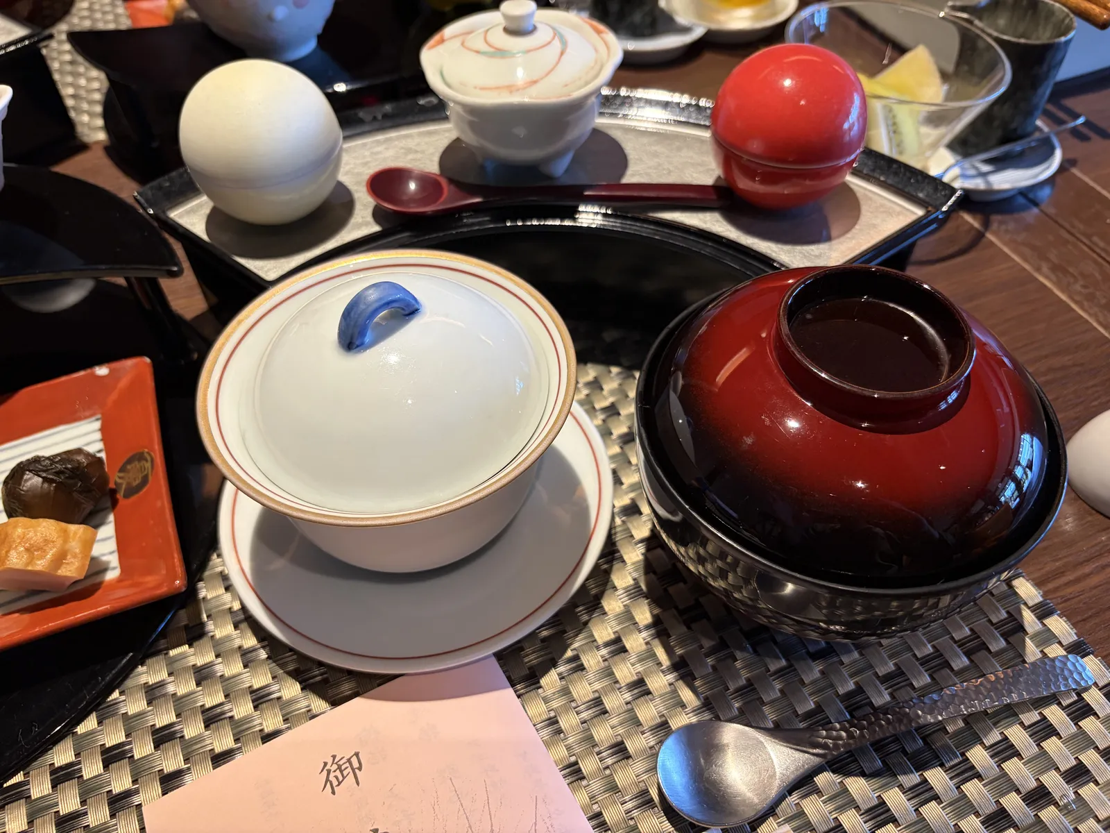 蓋付きの器や小鉢が並ぶ朝食の膳