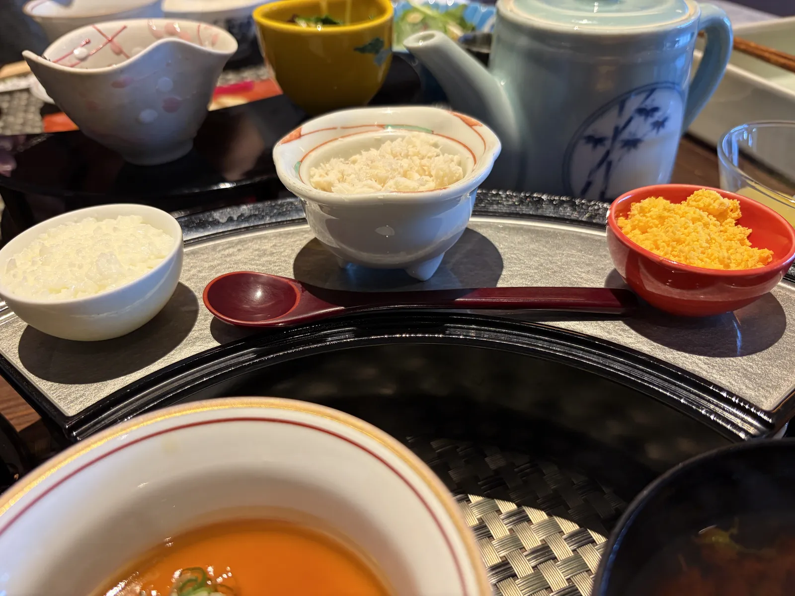 ご飯・鯛のそぼろ・卵・薬味が並ぶ鯛めしのセット