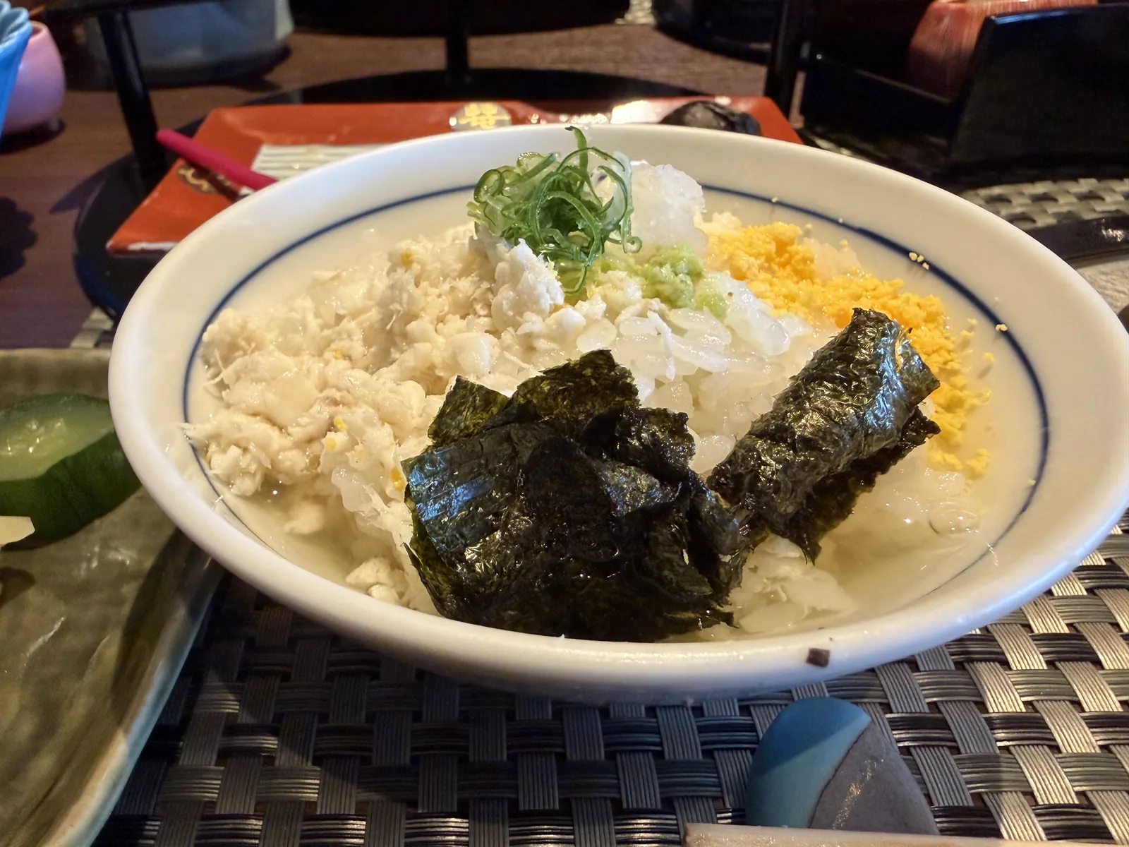 ご飯に鯛のそぼろや卵、薬味をのせてお出汁をかけた鯛めし