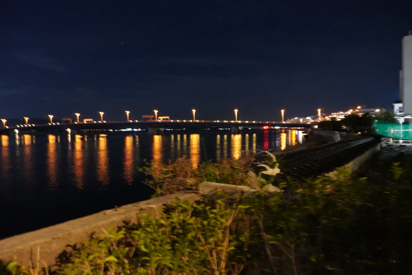 夜の宍道湖に映る橋の明かり