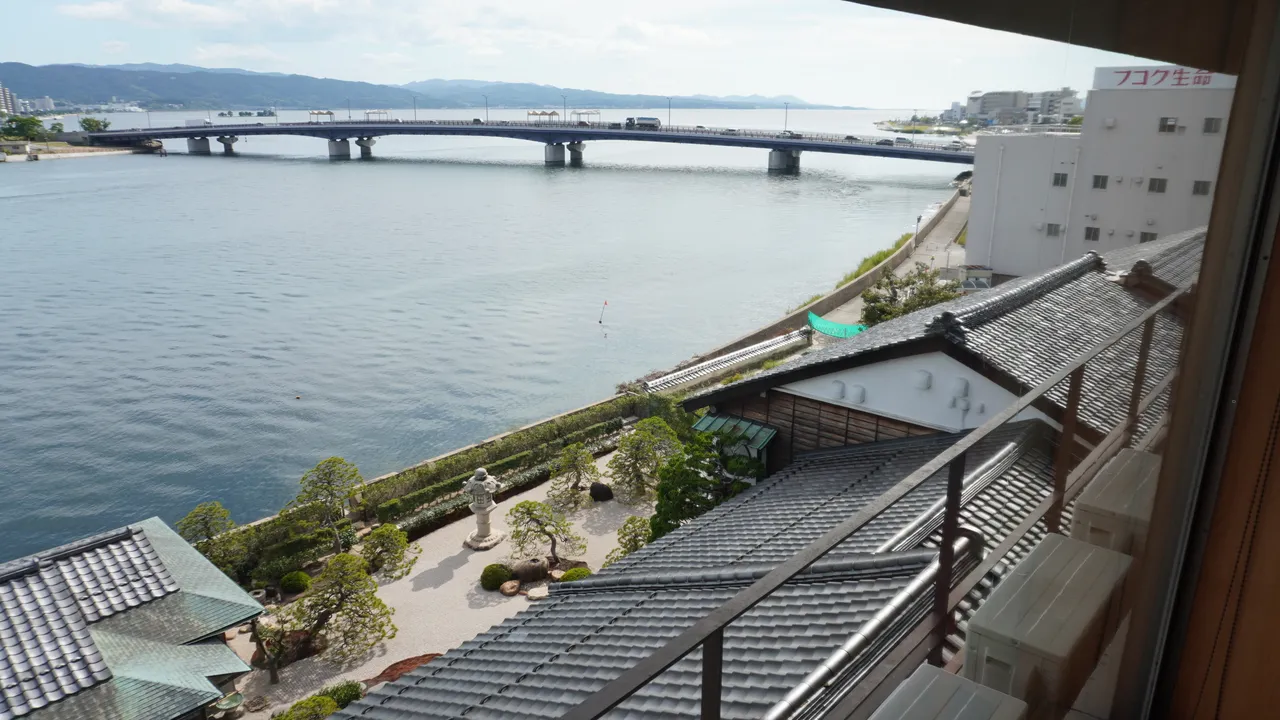 皆美館の客室から見た宍道湖と宍道湖大橋、眼下の庭園