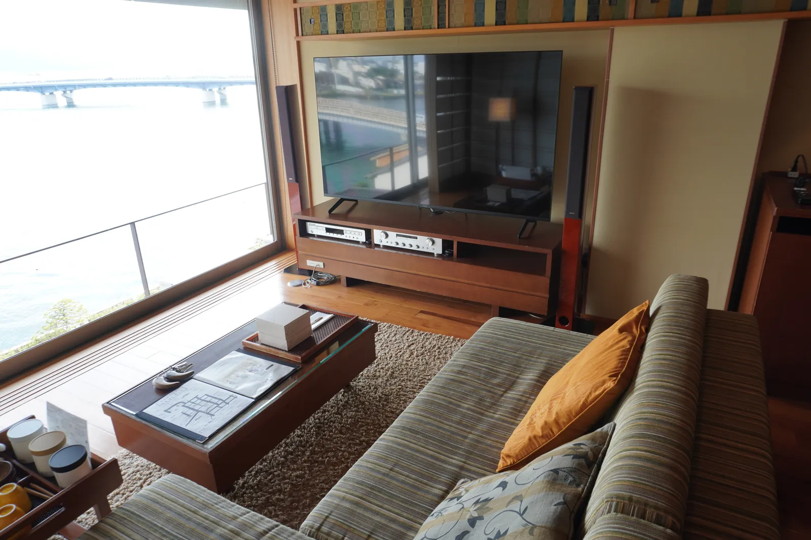 宍道湖を望む窓際のソファとテレビ