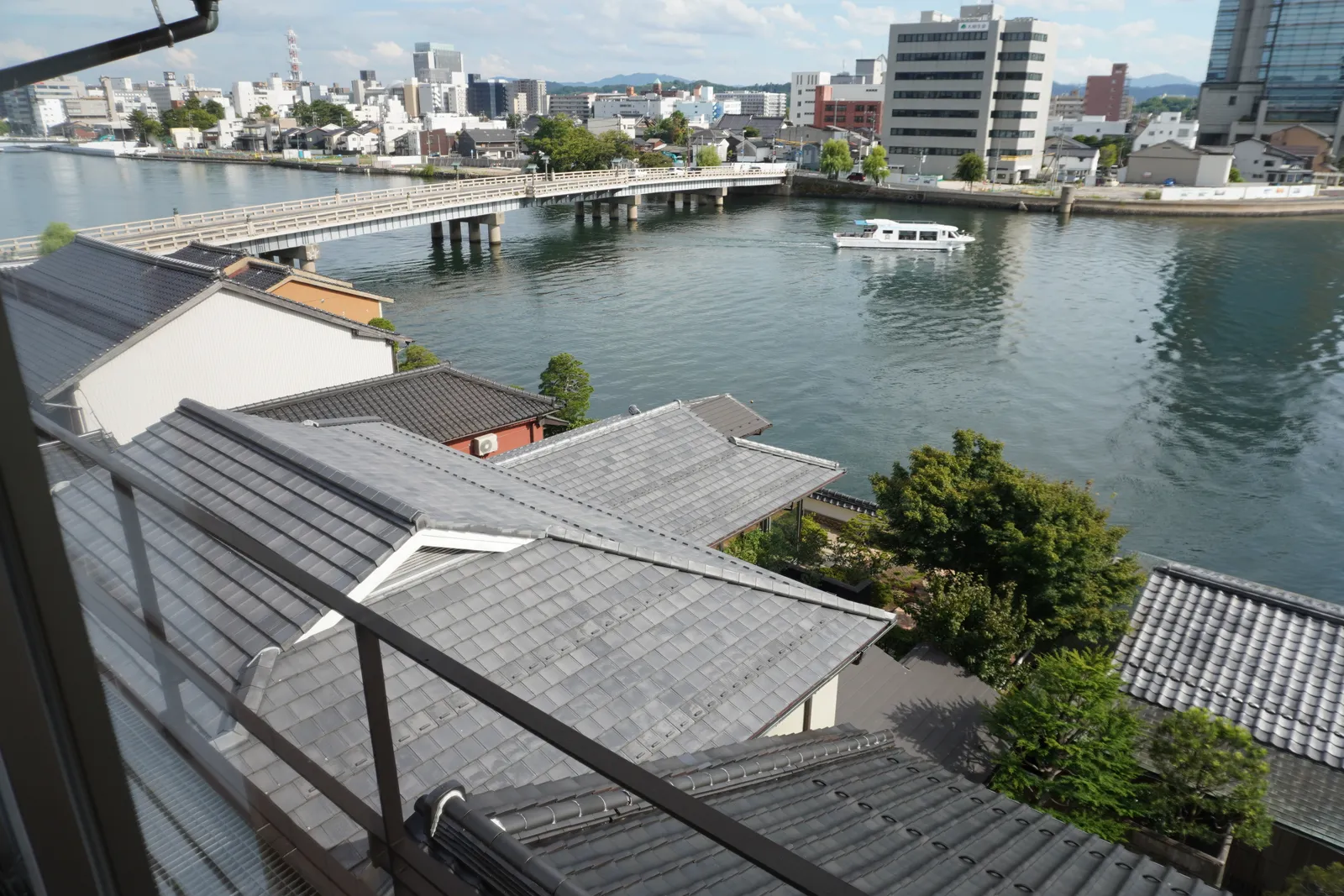 客室から見下ろす大橋川と松江大橋、松江の町並み