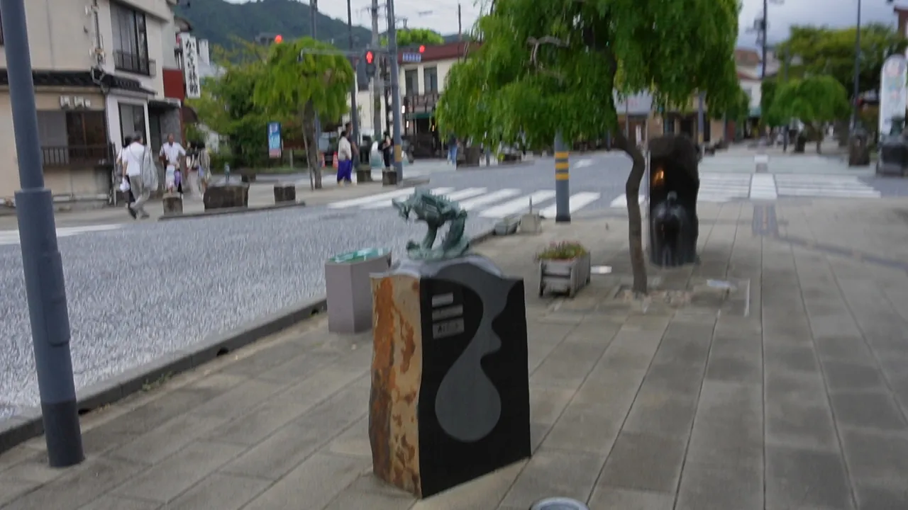 ブロンズ像が並ぶ水木しげるロードの通り