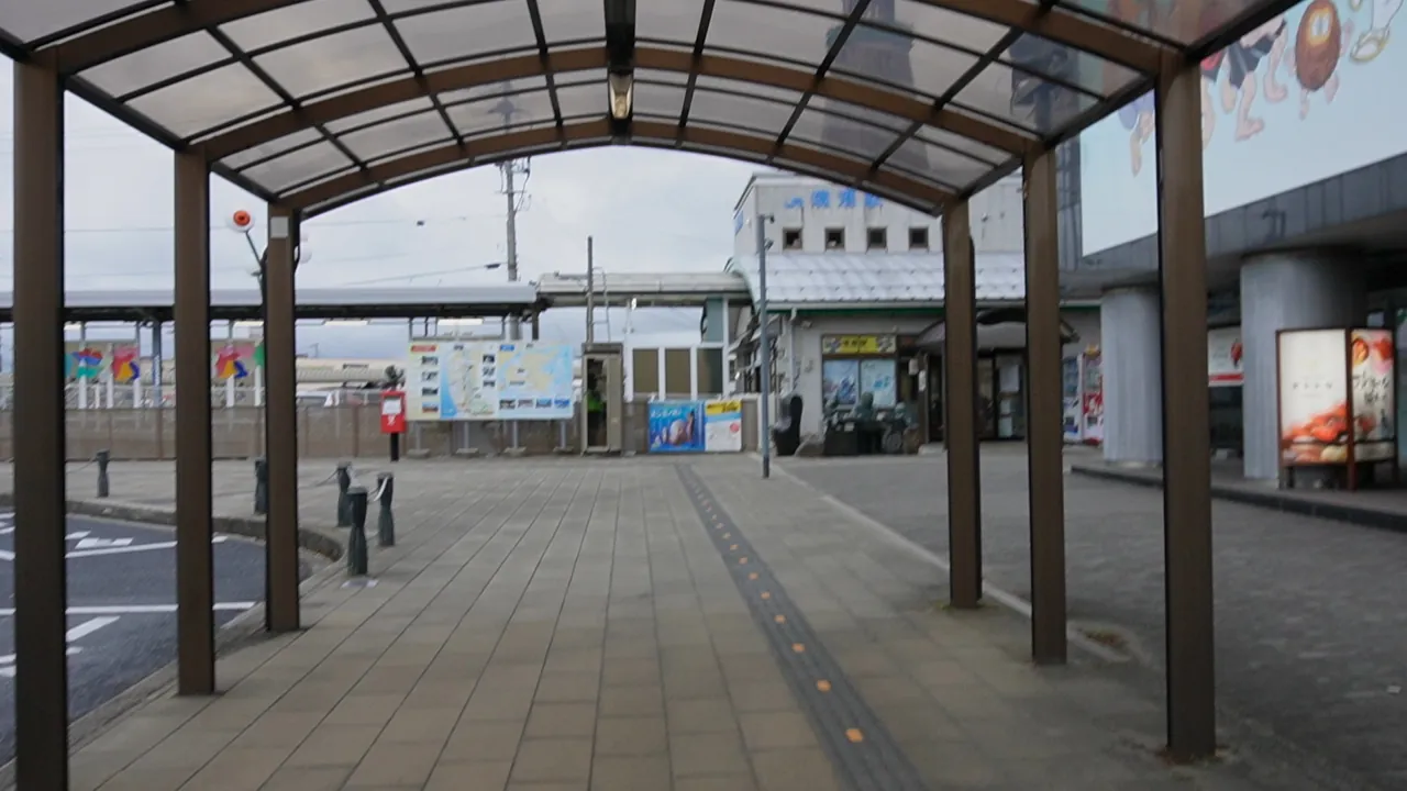 JR境港駅前の屋根付き通路