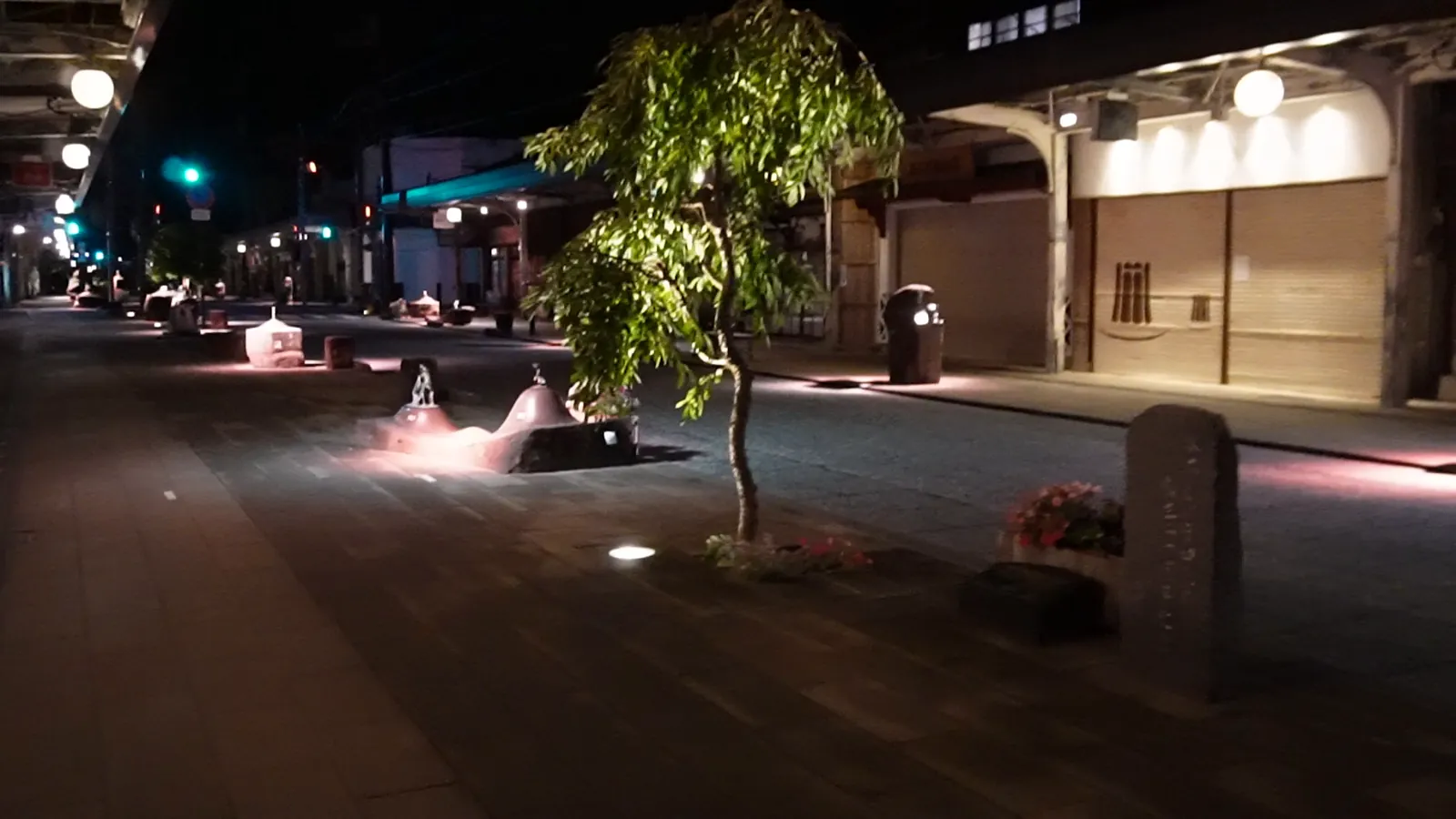 照明に照らされた夜の商店街の通り
