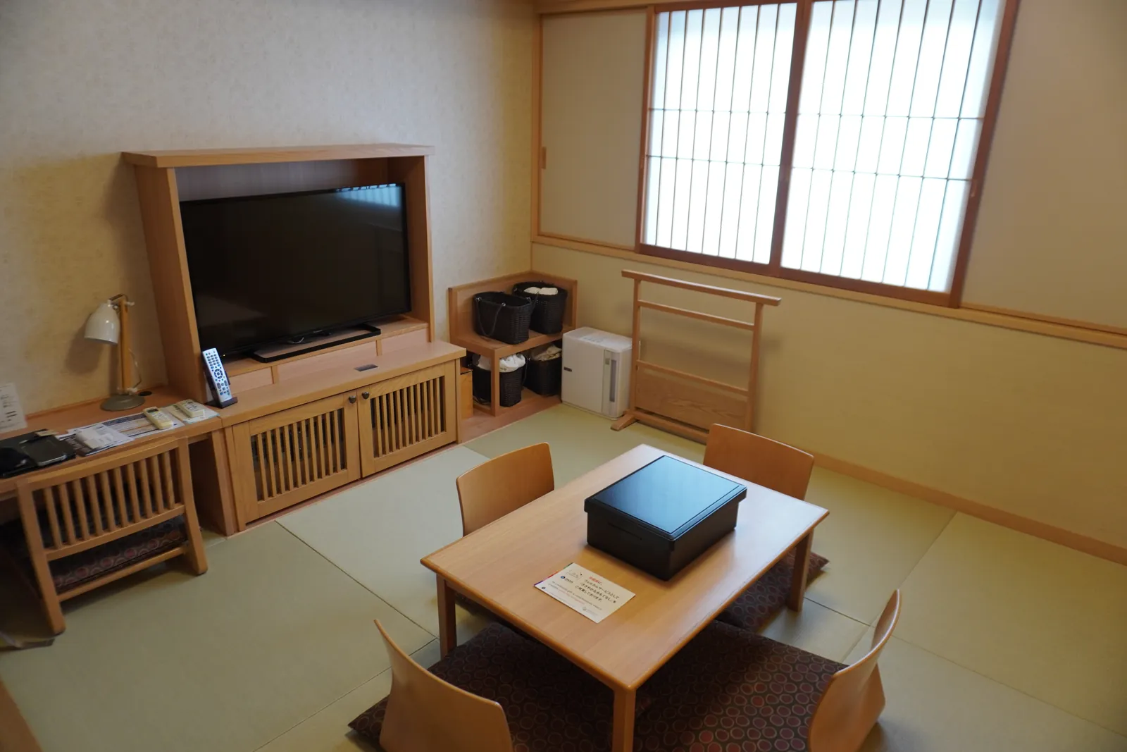 畳敷きのスペースに座卓とテレビがある客室